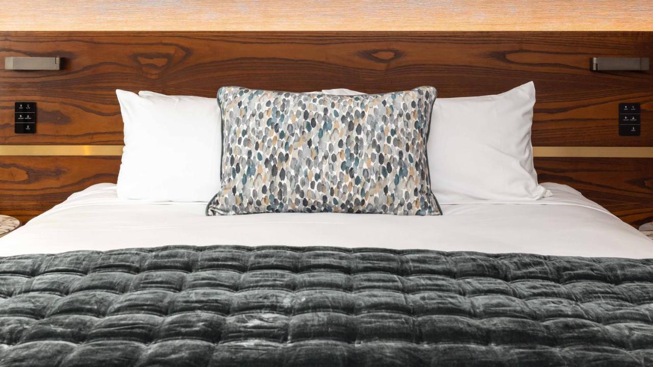 Horizon By Skycity 오클랜드 외부 사진 A decorative pillow on a bed